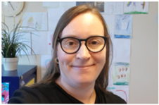 Et bilde som inneholder Menneskeansikt, smil, person, briller

KI-generert innhold kan være feil.