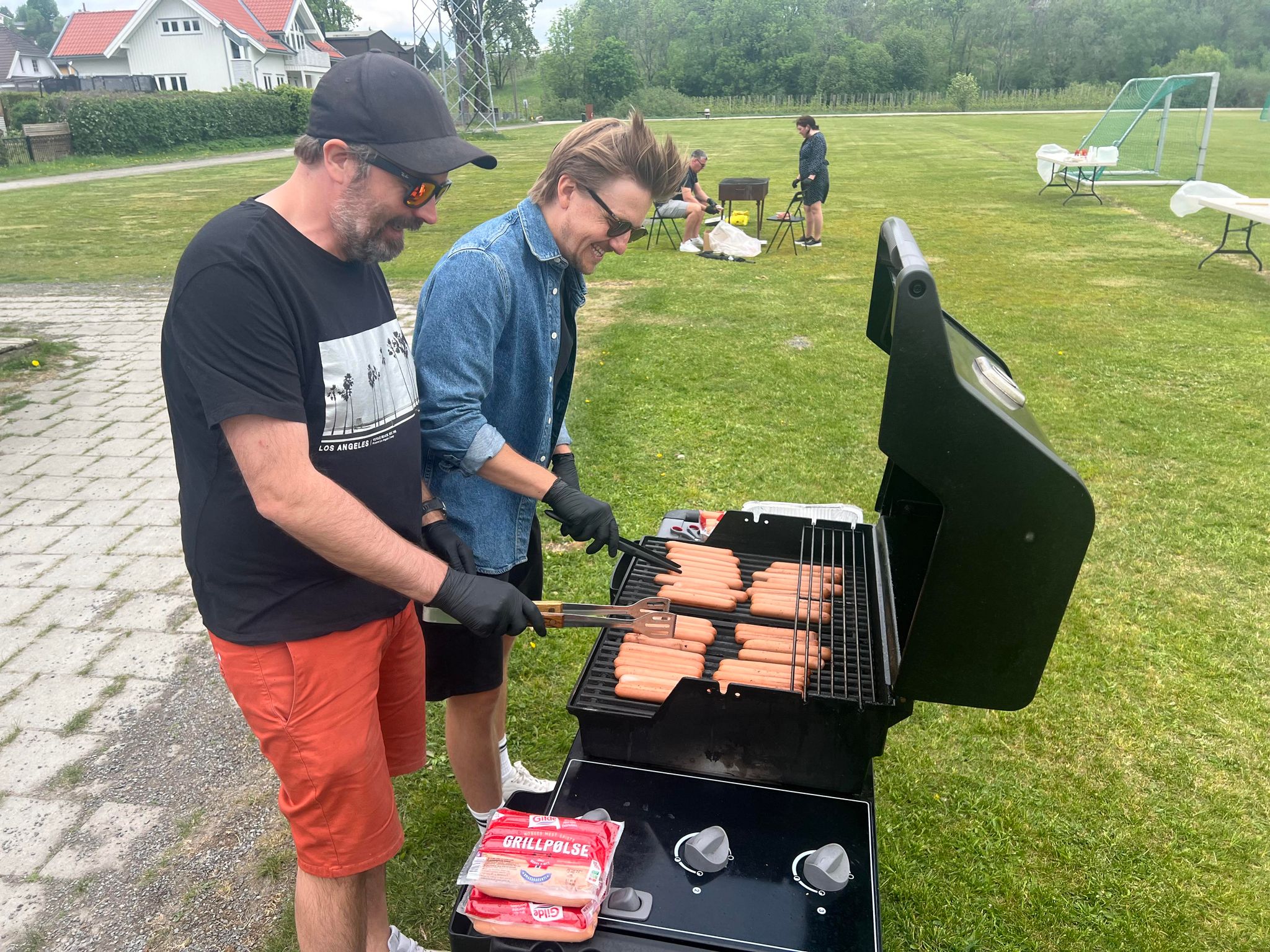 et par menn som griller mat