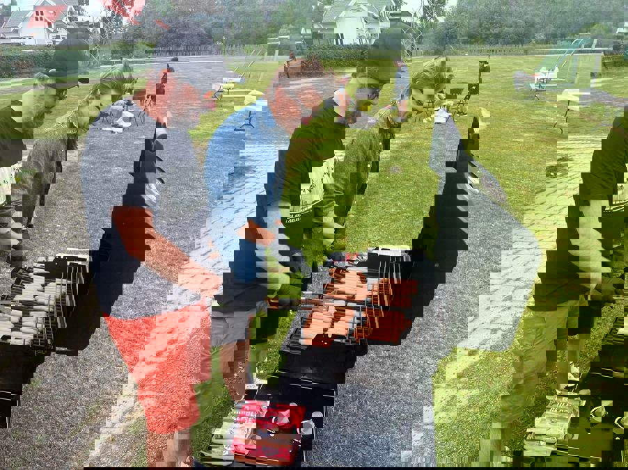 et par menn som griller mat