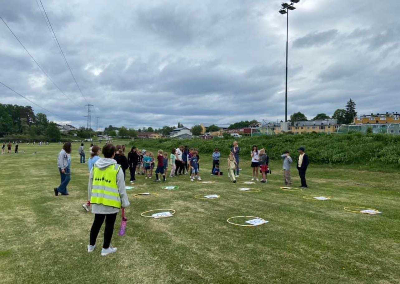 En gruppe mennesker i et felt