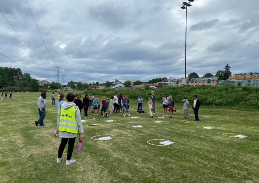 En gruppe mennesker i et felt