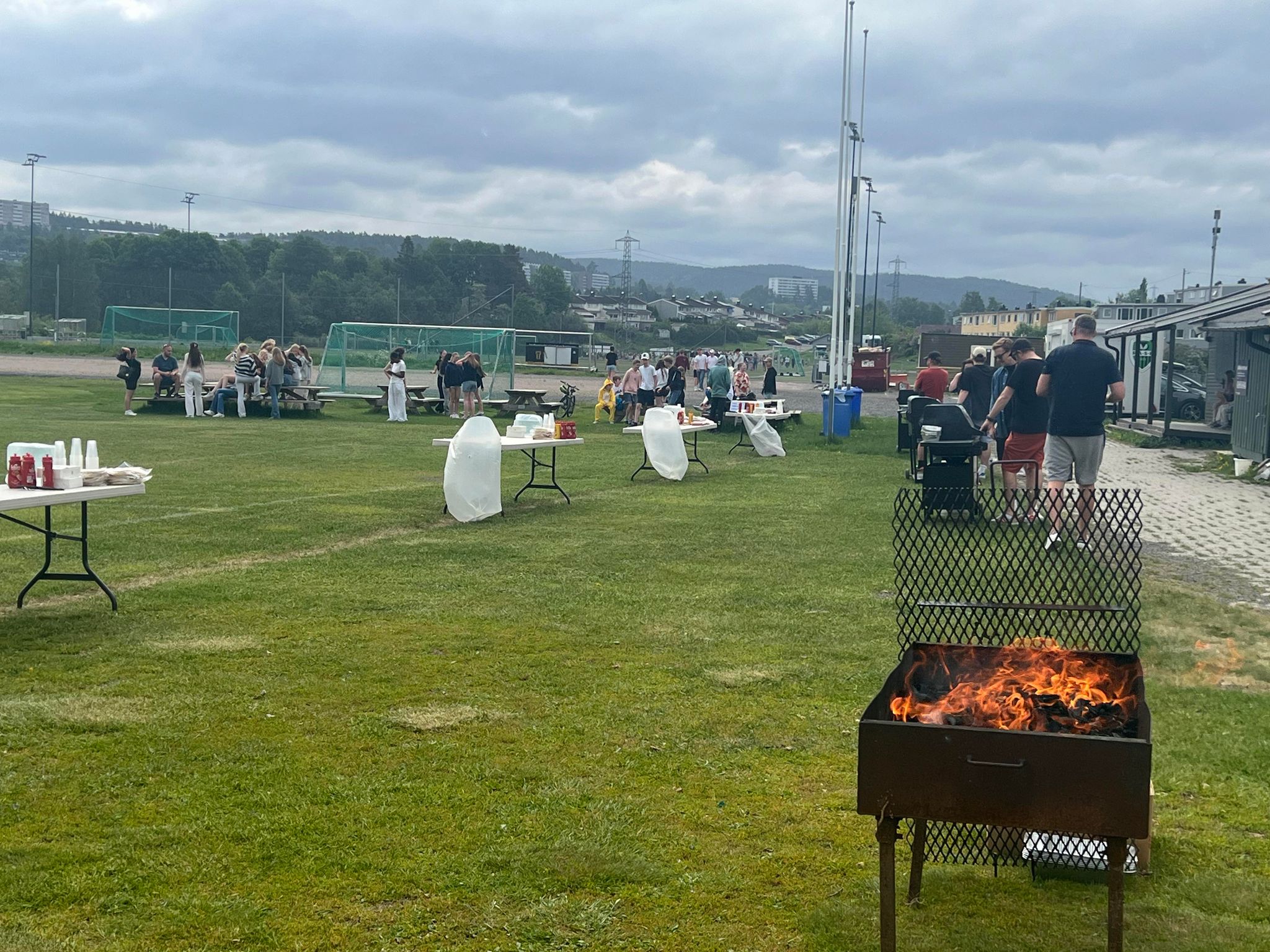 En gruppe mennesker utenfor