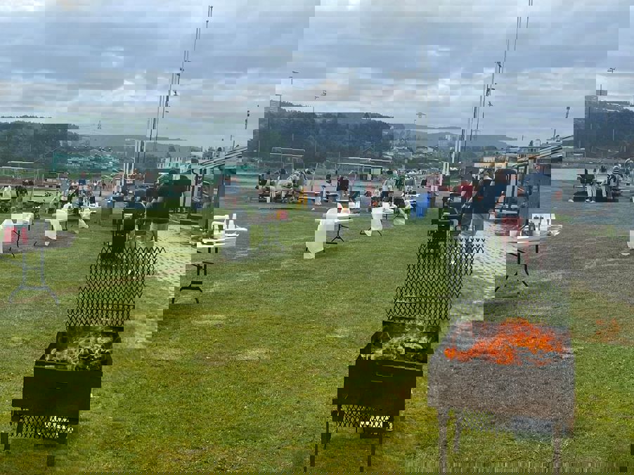 En gruppe mennesker utenfor