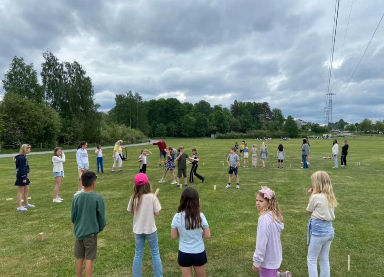 en gruppe mennesker som spiller på et jorde