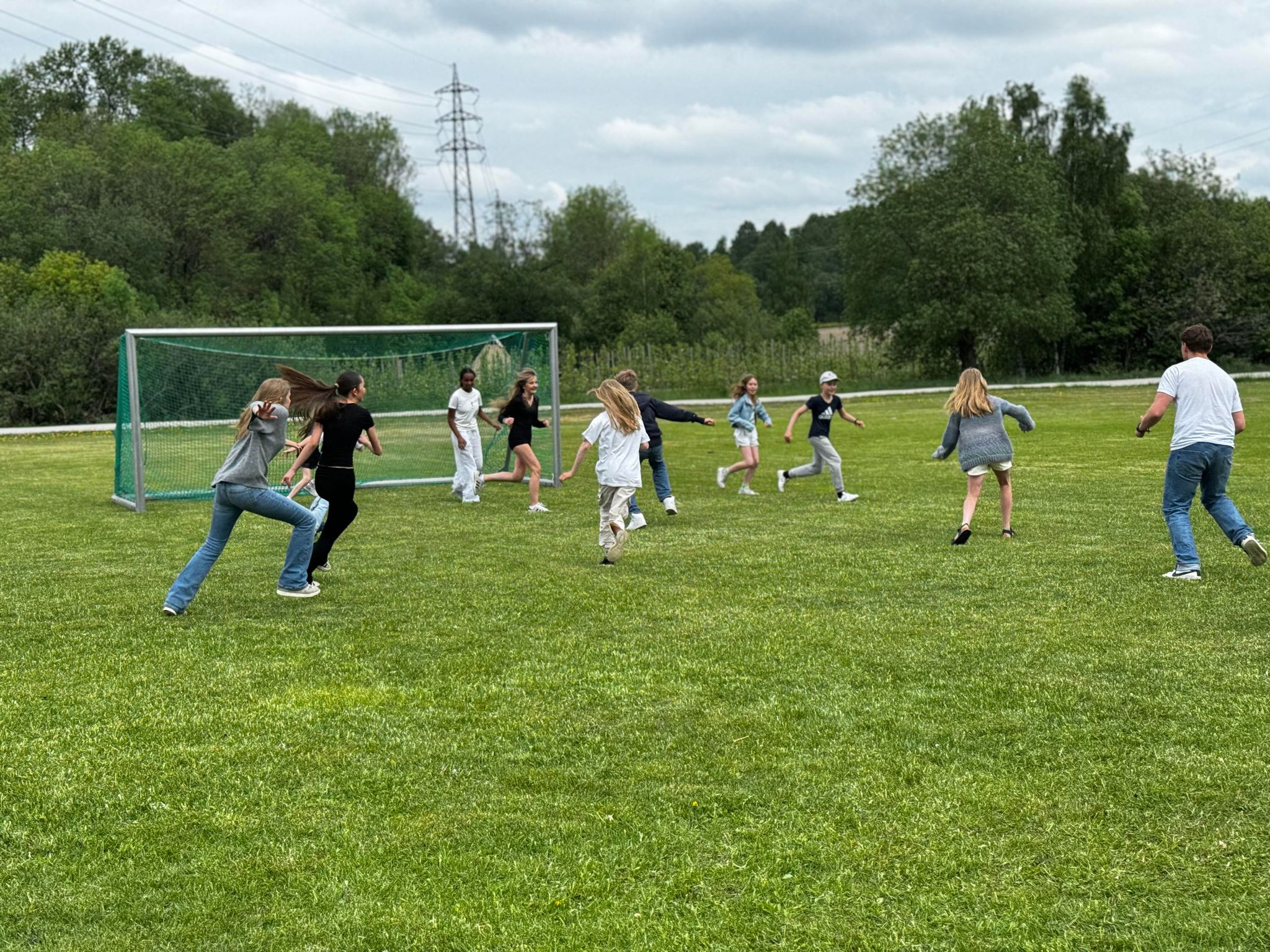 en gruppe mennesker som spiller fotball