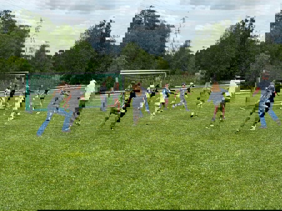 en gruppe mennesker som spiller fotball