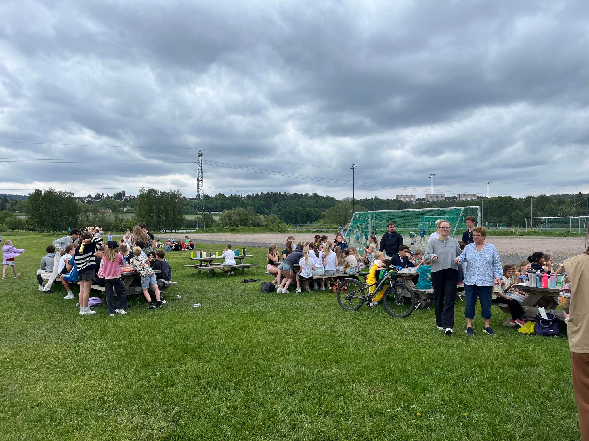 en gruppe mennesker som sitter på gresset