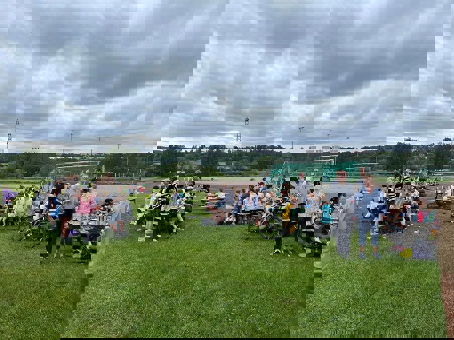 en gruppe mennesker som sitter på gresset