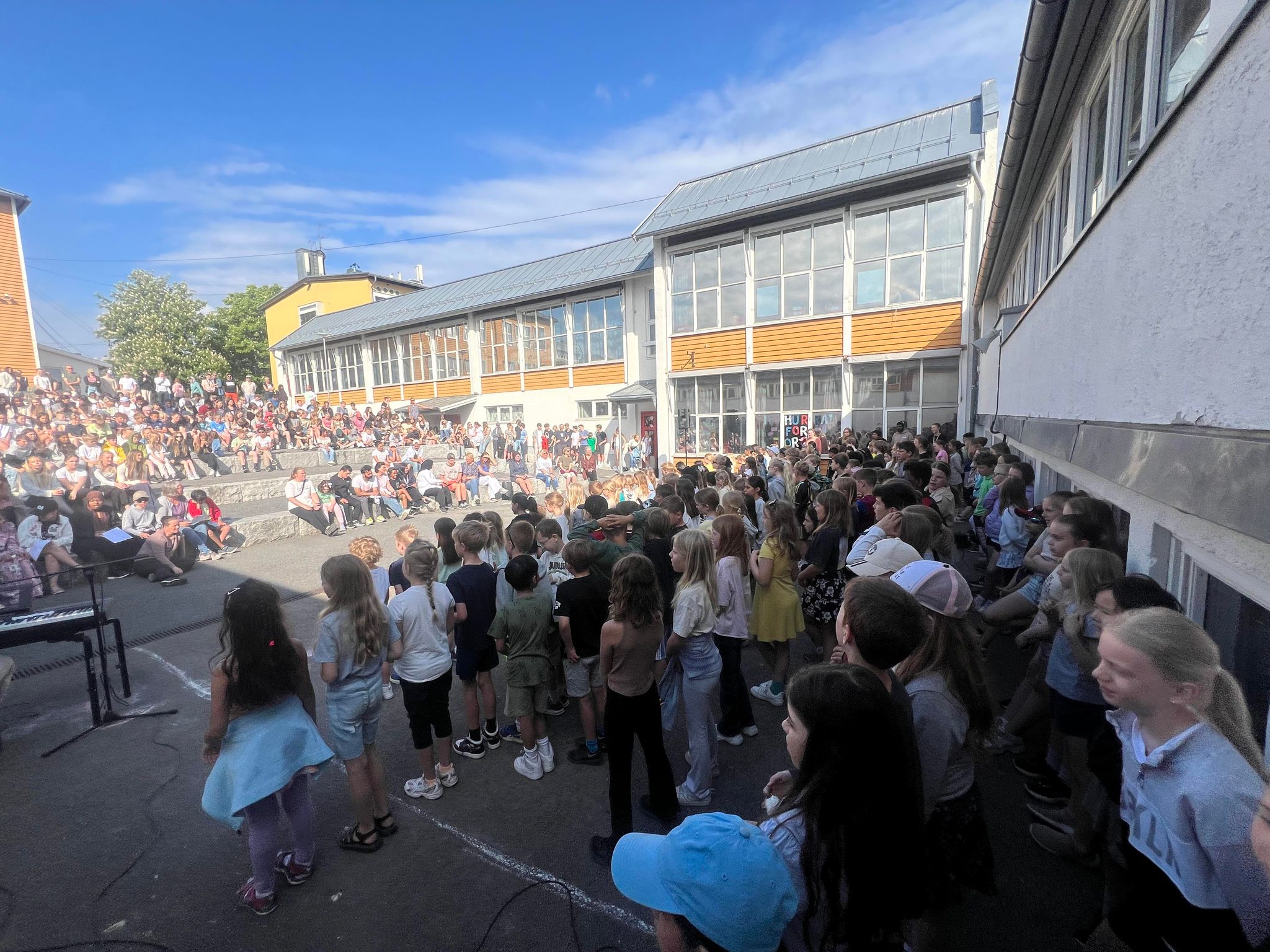 En gruppe mennesker utenfor en bygning