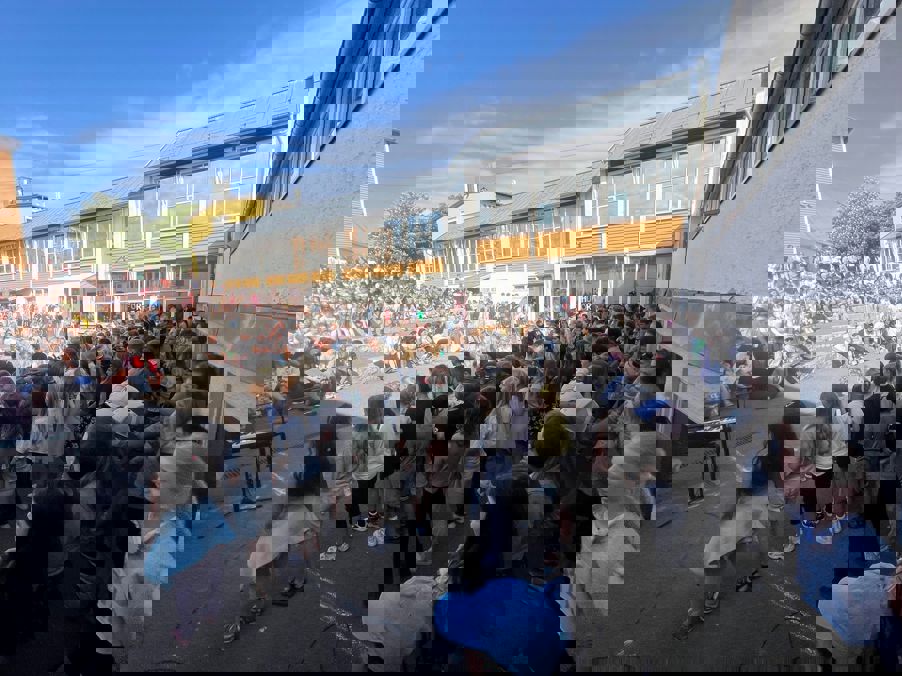 En gruppe mennesker utenfor en bygning