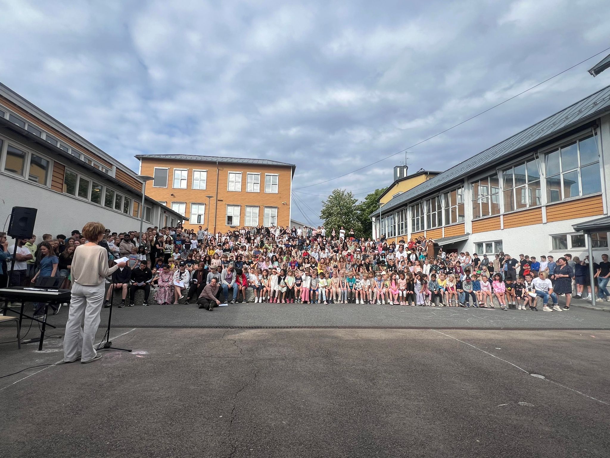 en stor mengde mennesker på et utendørs arrangement
