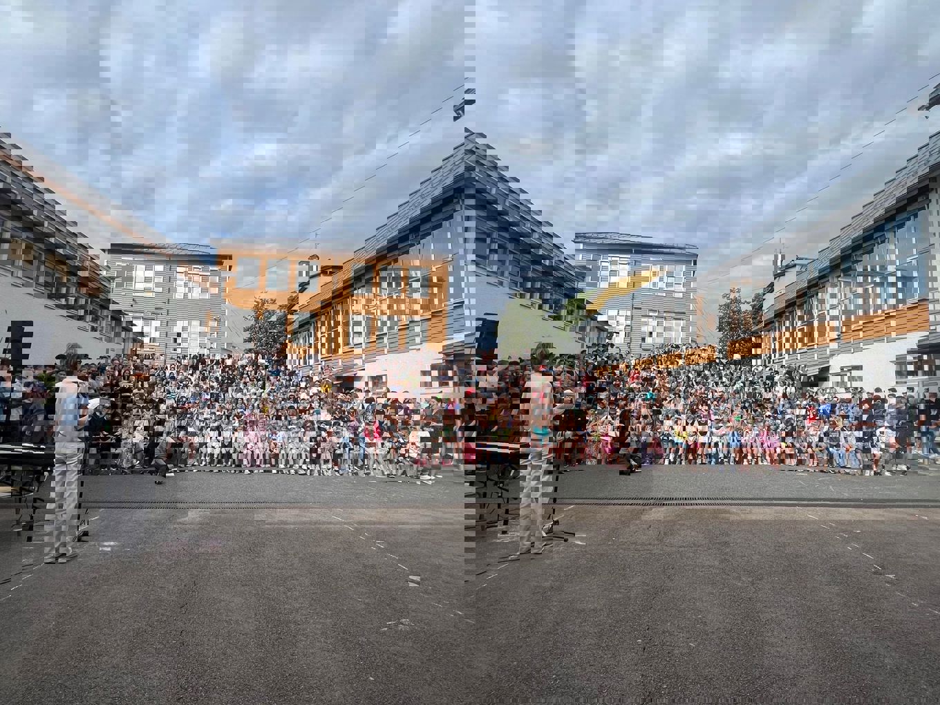 en stor mengde mennesker på et utendørs arrangement