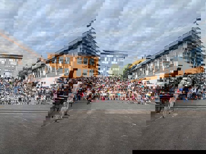 en stor mengde mennesker på et utendørs arrangement en stor mengde mennesker på et utendørs arrangement