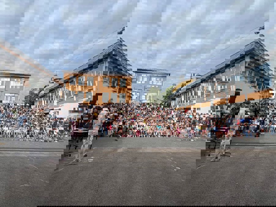 en stor mengde mennesker på et utendørs arrangement