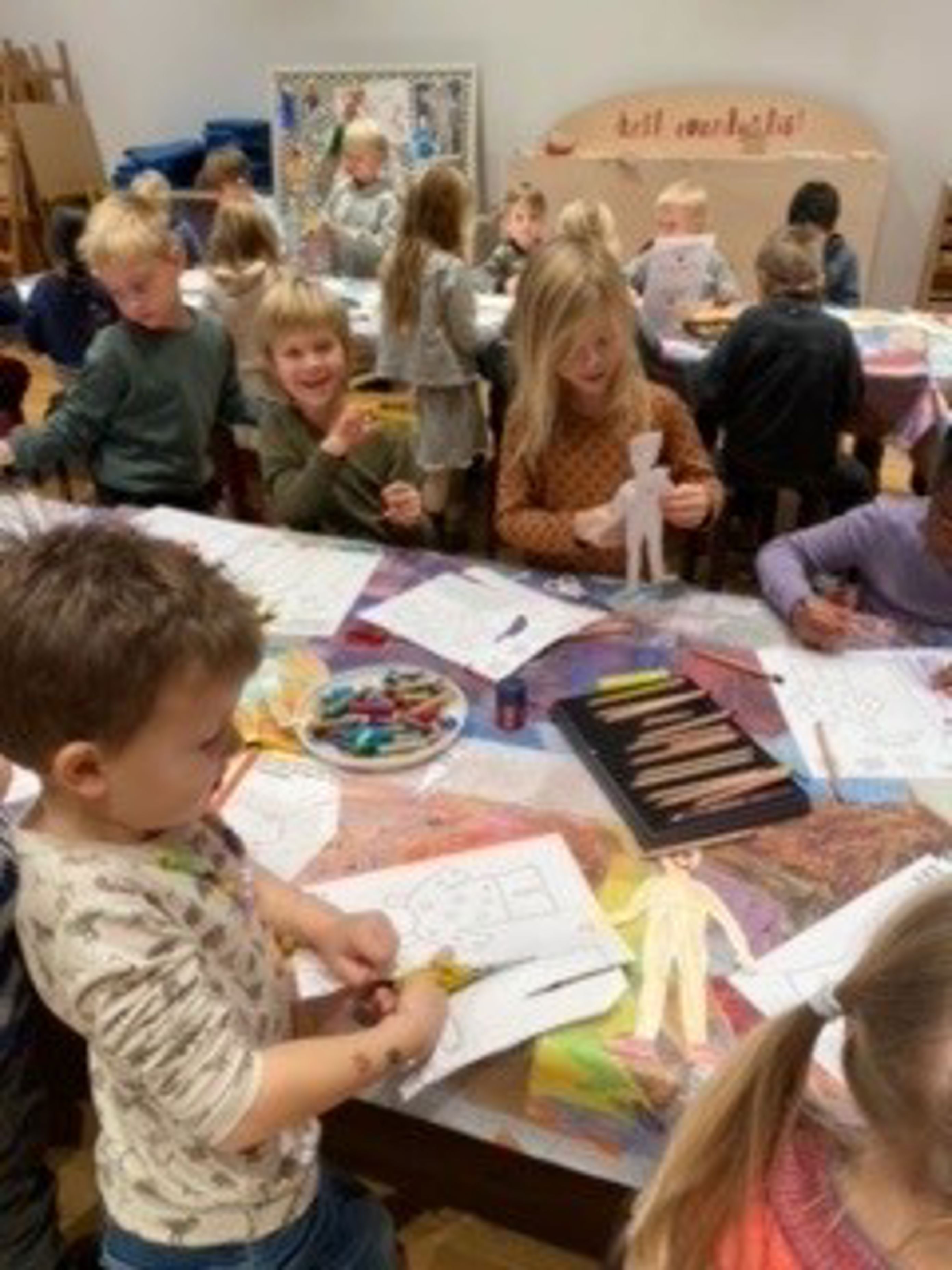 en gruppe barn som sitter ved et bord