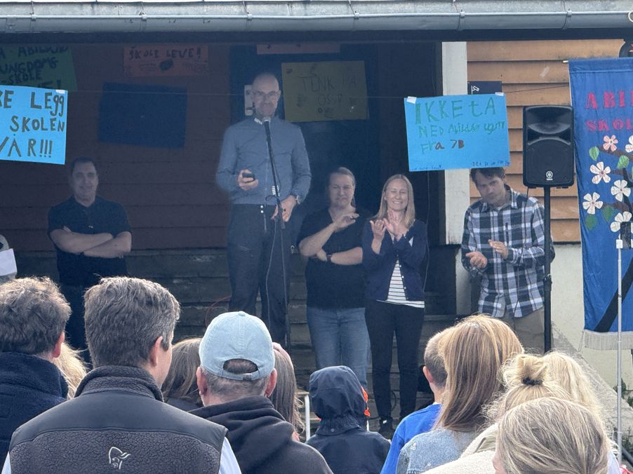 en gruppe mennesker som står foran en scene