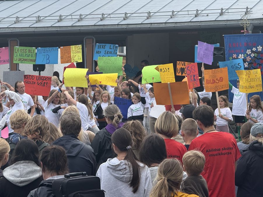 en gruppe mennesker som holder skilt