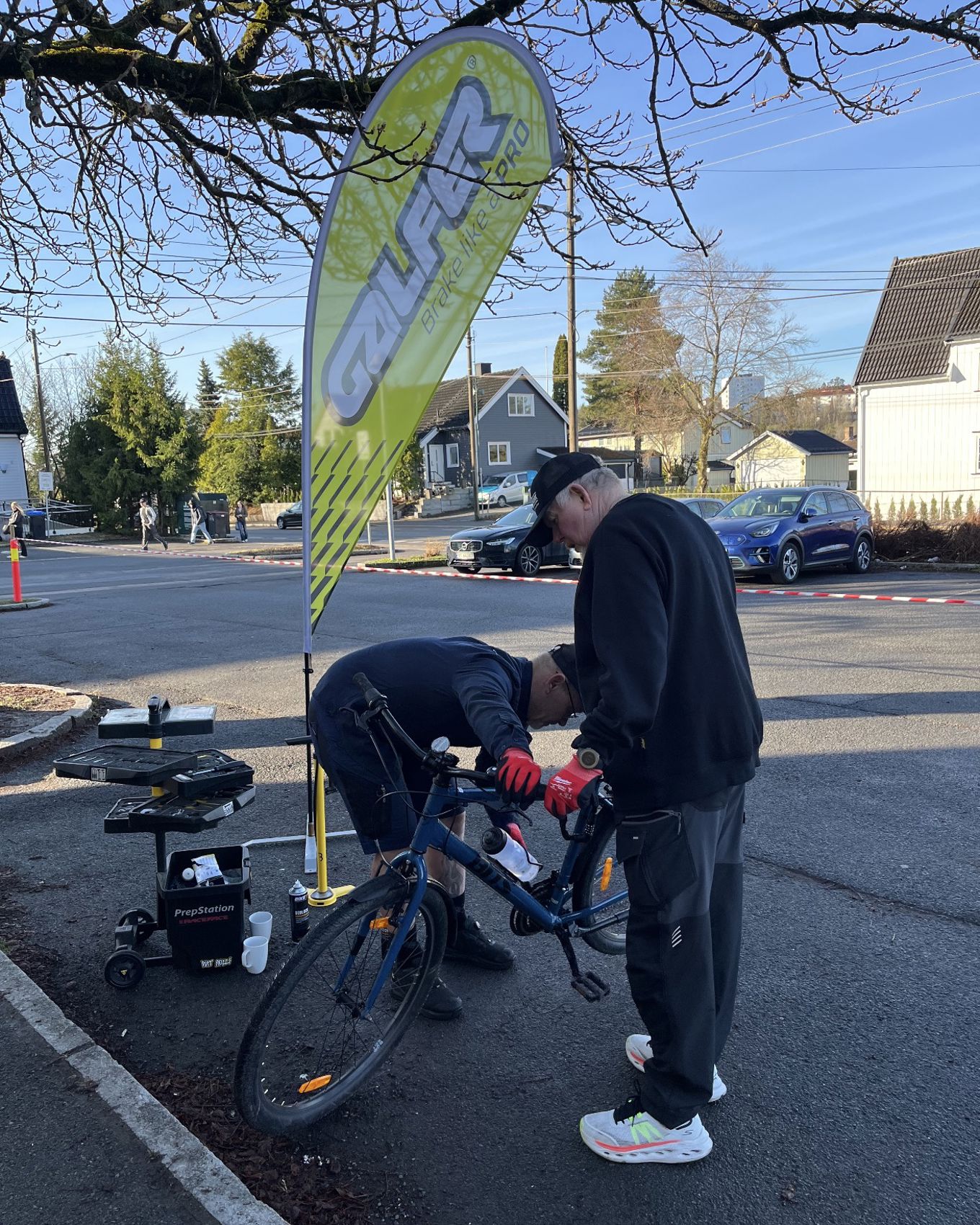 en person som fikser en sykkel