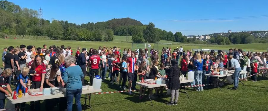 En stor gruppe mennesker samlet seg utenfor