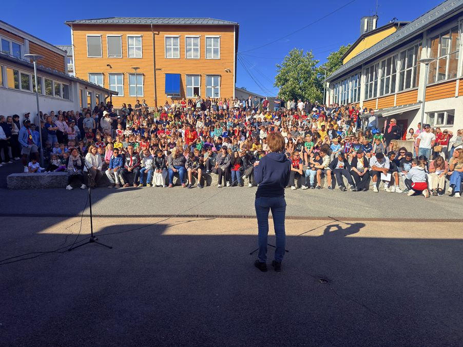 en person som står foran en stor gruppe mennesker