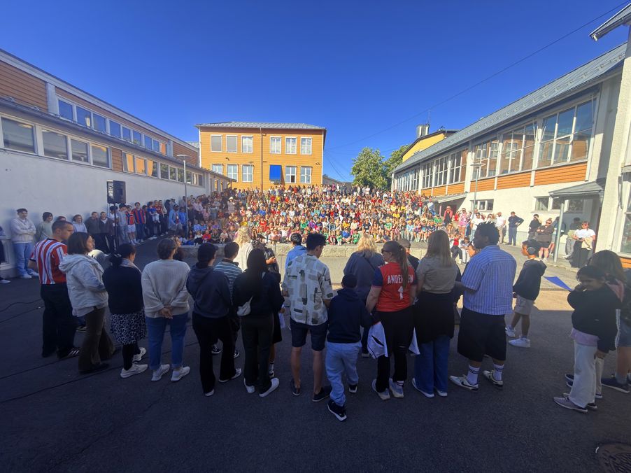 en gruppe mennesker som står utenfor