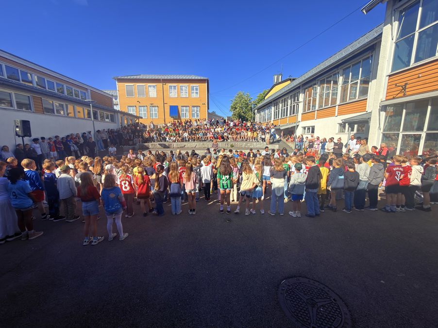en gruppe mennesker som poserer for et bilde