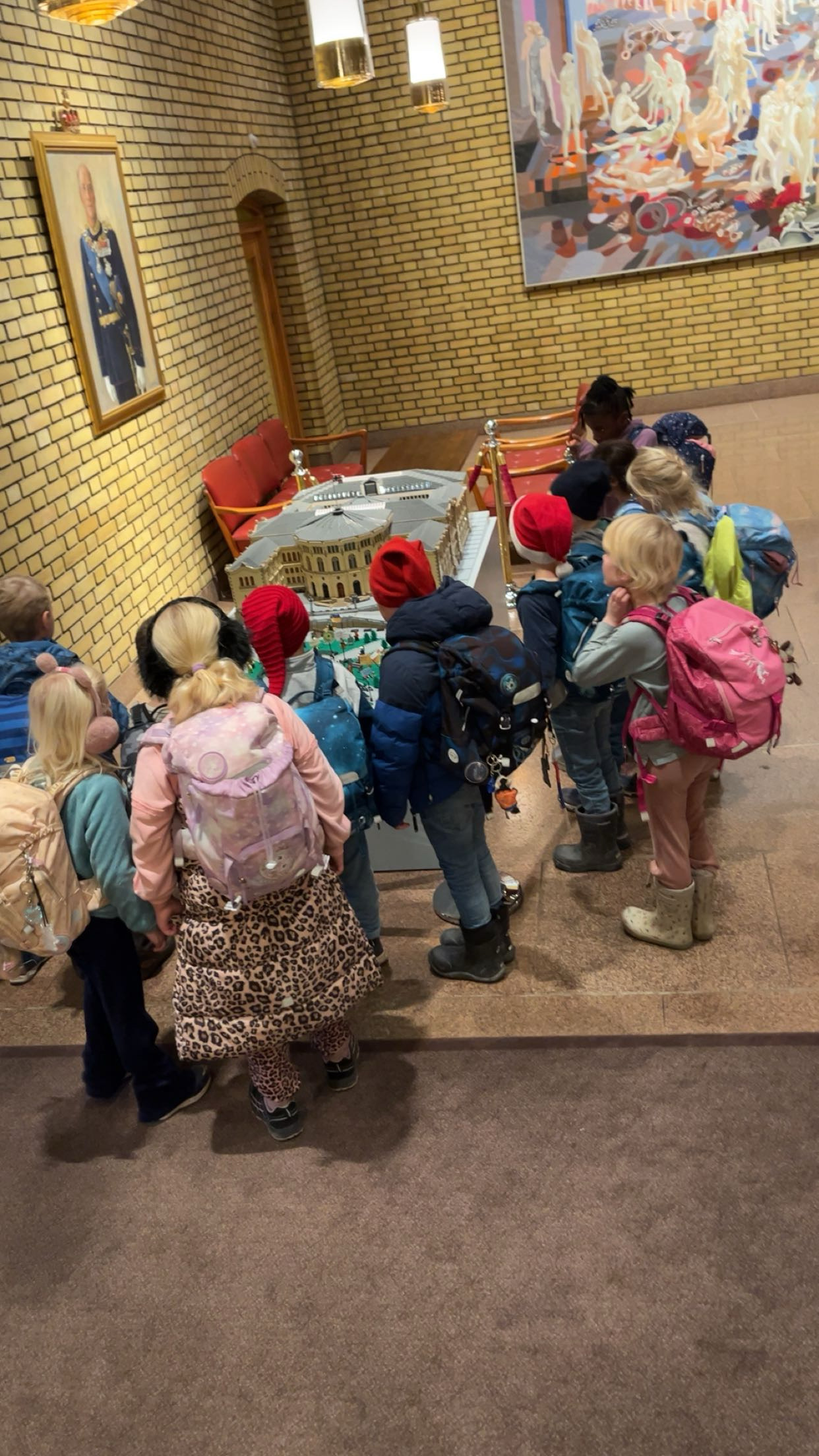 en gruppe barn i et rom