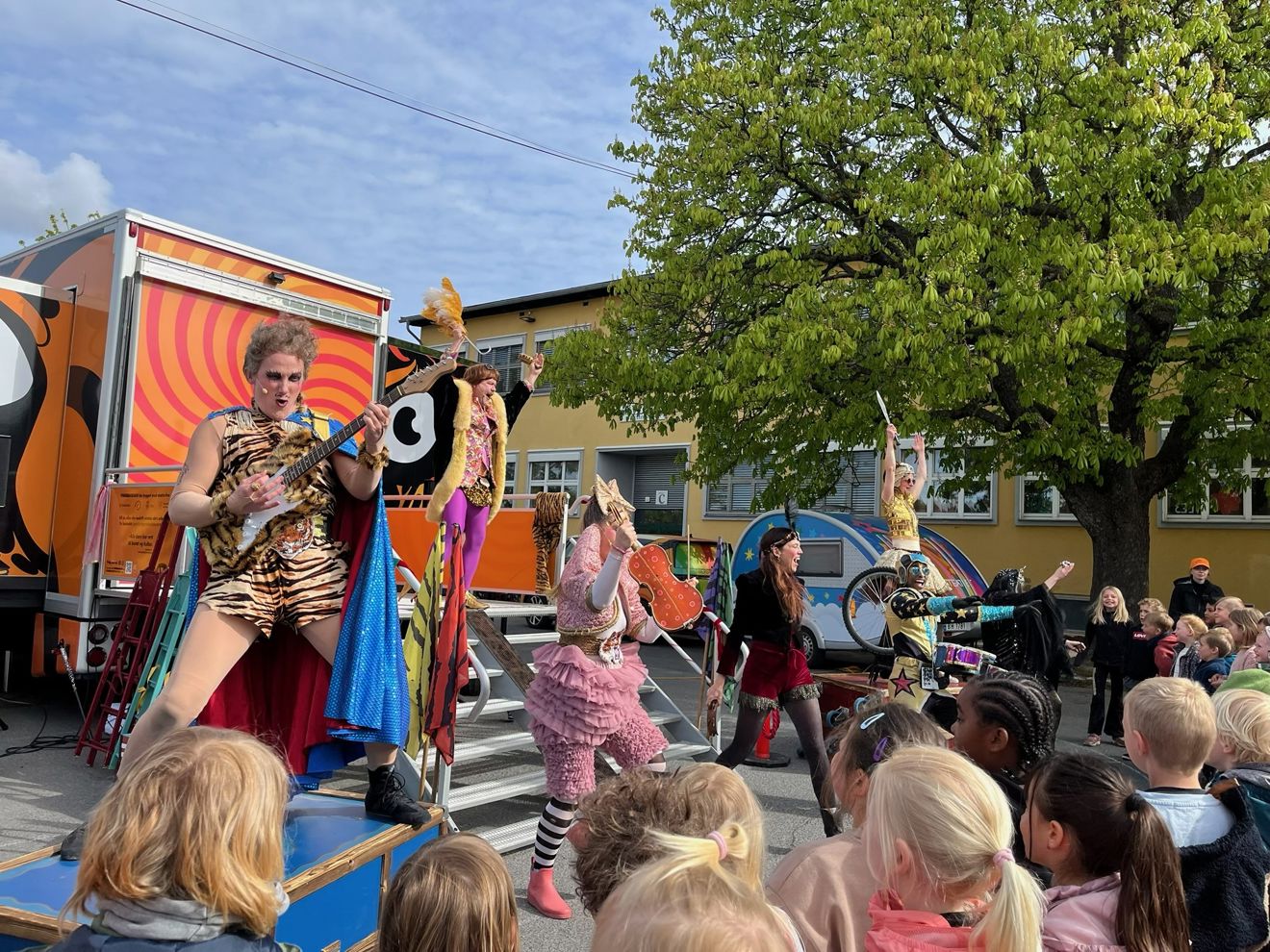 En gruppe mennesker som danser