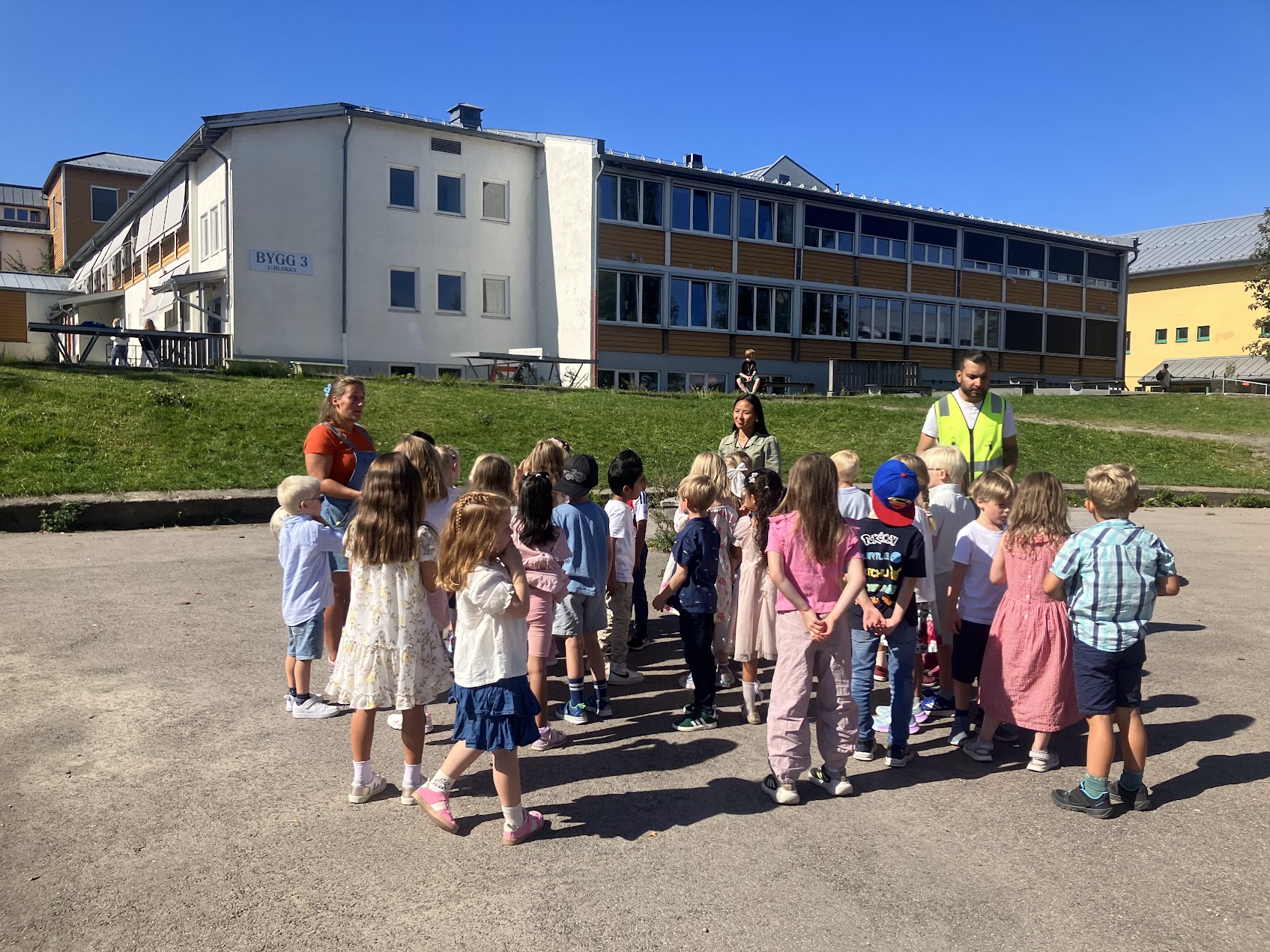 en gruppe barn som står utenfor