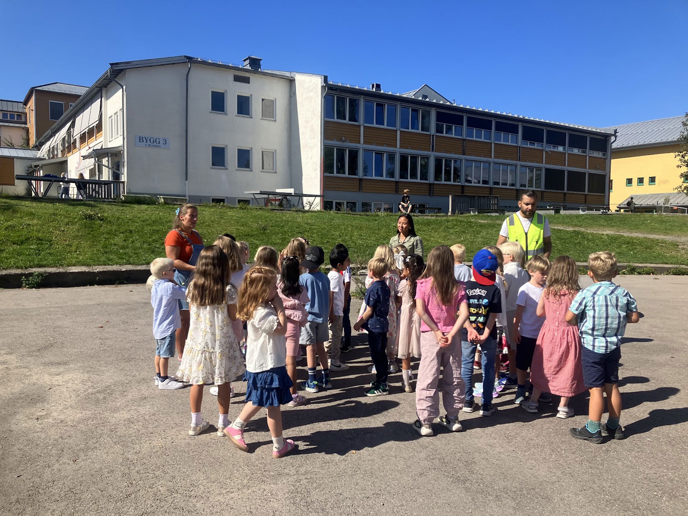 en gruppe barn som står utenfor