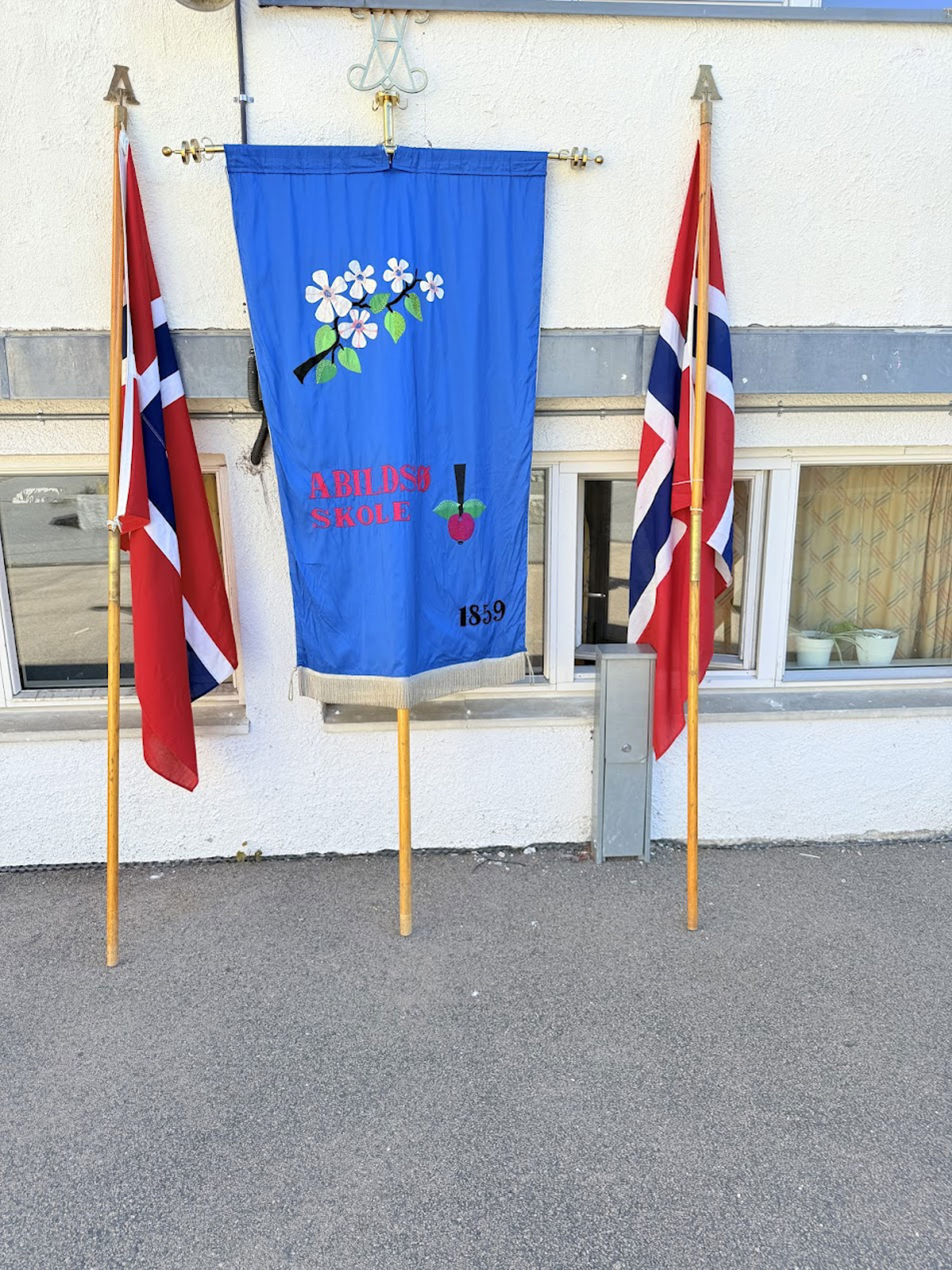 En gruppe flagg foran en bygning