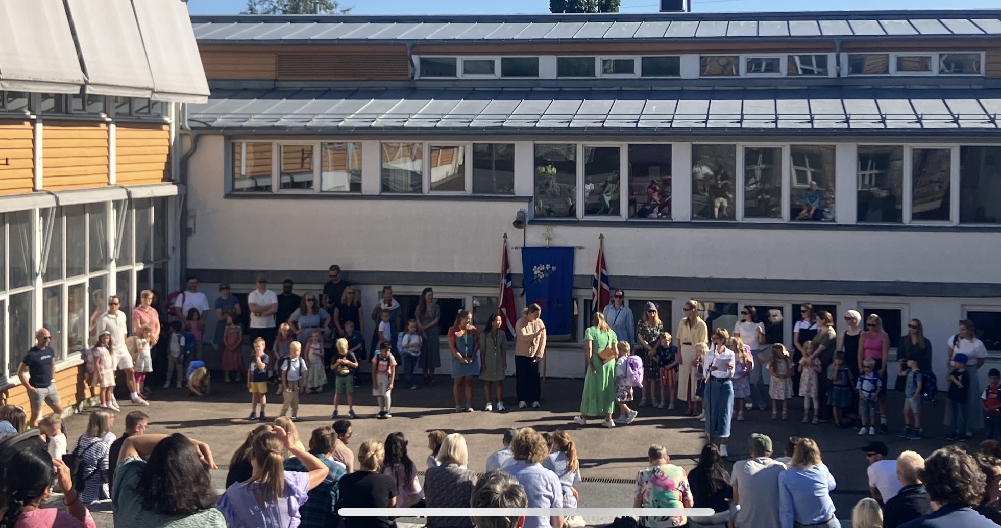 en gruppe mennesker som opptrer på scenen