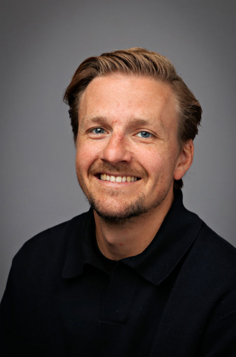 en person som smiler til kameraet